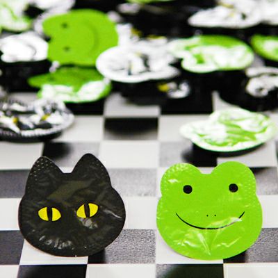 業務用 ニャンとかしてケロ 100付 { 駄菓子 お菓子 黒猫 ねこ カエル